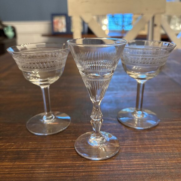 Lot of 3 Vintage Needle Etched Champagne Coupe Glasses ~ EUC ~ Barware ~ Wine - Picture 1 of 6